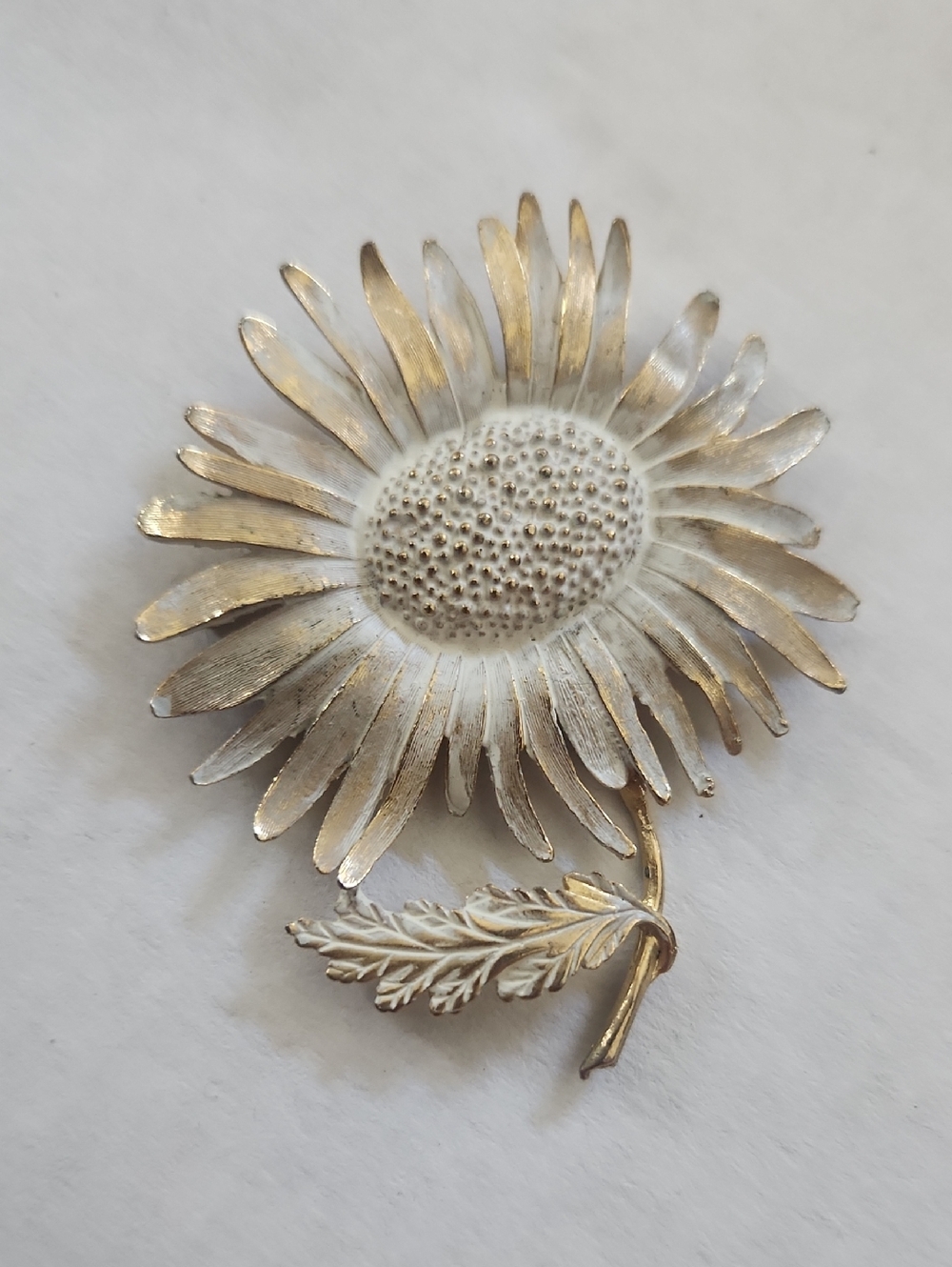 Vintage Hobe' Floral Sunflower Brooch in White and Gold‎ Tones